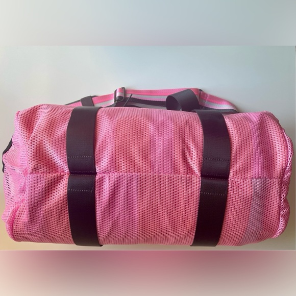 ⭐️ Host Pick ⭐️ Rare Lululemon Run On Duffle Bag Opulent Stripe Pink - Picture 4 of 6